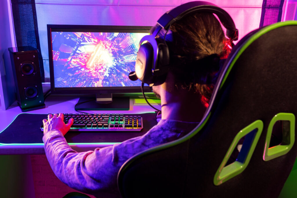 Persona en su setup de juego porta audífonos y prendas de moda para gamers.